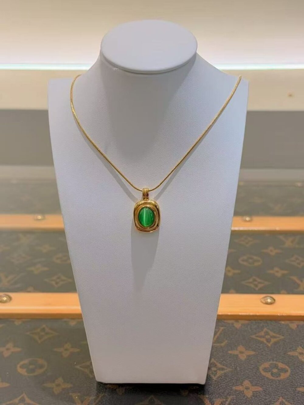 Elegant Gold Tone Green Oval Pendant Necklace